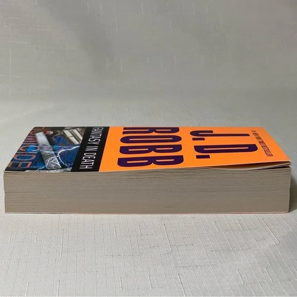 J. D ROBB Fantasy in Death Book Paperback Fiction Thriller Detective Murder 2010